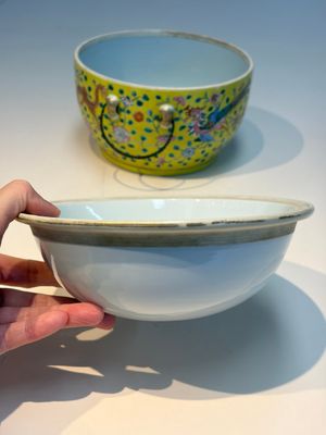 A pair of Chinese famille rose yellow-ground 'Dragon and Phoenix' covered warming bowls and a bowl, Tongzhi marks, 19th C. — 照片 15