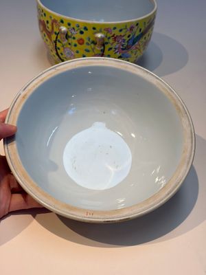 A pair of Chinese famille rose yellow-ground 'Dragon and Phoenix' covered warming bowls and a bowl, Tongzhi marks, 19th C. — 照片 17