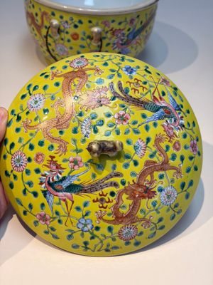 A pair of Chinese famille rose yellow-ground 'Dragon and Phoenix' covered warming bowls and a bowl, Tongzhi marks, 19th C. — 照片 19