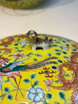 A pair of Chinese famille rose yellow-ground 'Dragon and Phoenix' covered warming bowls and a bowl, Tongzhi marks, 19th C. — 照片 20