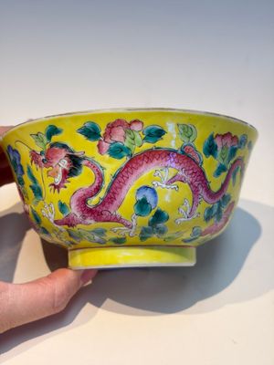 A pair of Chinese famille rose yellow-ground 'Dragon and Phoenix' covered warming bowls and a bowl, Tongzhi marks, 19th C. — 照片 2