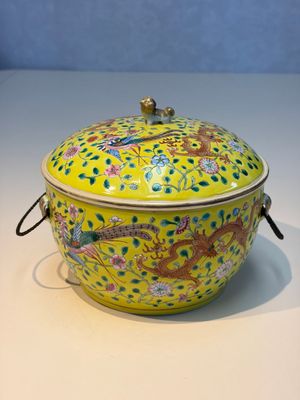 A pair of Chinese famille rose yellow-ground 'Dragon and Phoenix' covered warming bowls and a bowl, Tongzhi marks, 19th C. — 照片 22