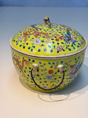 A pair of Chinese famille rose yellow-ground 'Dragon and Phoenix' covered warming bowls and a bowl, Tongzhi marks, 19th C. — 照片 23