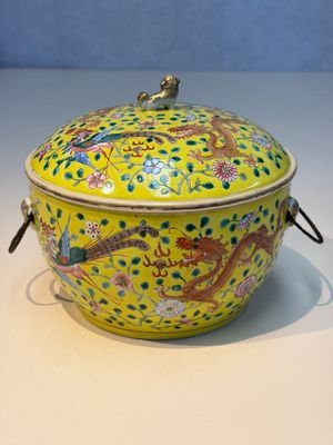 A pair of Chinese famille rose yellow-ground 'Dragon and Phoenix' covered warming bowls and a bowl, Tongzhi marks, 19th C. — 照片 24