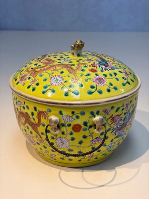 A pair of Chinese famille rose yellow-ground 'Dragon and Phoenix' covered warming bowls and a bowl, Tongzhi marks, 19th C. — 照片 25