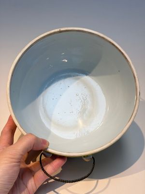 A pair of Chinese famille rose yellow-ground 'Dragon and Phoenix' covered warming bowls and a bowl, Tongzhi marks, 19th C. — 照片 26