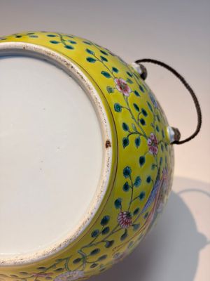 A pair of Chinese famille rose yellow-ground 'Dragon and Phoenix' covered warming bowls and a bowl, Tongzhi marks, 19th C. — 照片 28