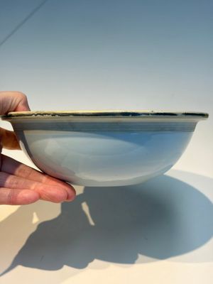 A pair of Chinese famille rose yellow-ground 'Dragon and Phoenix' covered warming bowls and a bowl, Tongzhi marks, 19th C. — 照片 29