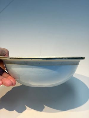 A pair of Chinese famille rose yellow-ground 'Dragon and Phoenix' covered warming bowls and a bowl, Tongzhi marks, 19th C. — 照片 30