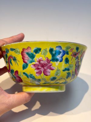 A pair of Chinese famille rose yellow-ground 'Dragon and Phoenix' covered warming bowls and a bowl, Tongzhi marks, 19th C. — 照片 3