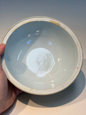 A pair of Chinese famille rose yellow-ground 'Dragon and Phoenix' covered warming bowls and a bowl, Tongzhi marks, 19th C. — 照片 31