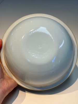 A pair of Chinese famille rose yellow-ground 'Dragon and Phoenix' covered warming bowls and a bowl, Tongzhi marks, 19th C. — 照片 32