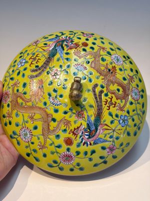 A pair of Chinese famille rose yellow-ground 'Dragon and Phoenix' covered warming bowls and a bowl, Tongzhi marks, 19th C. — 照片 33