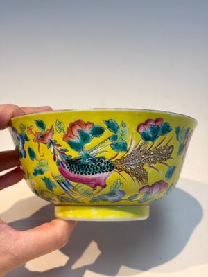 A pair of Chinese famille rose yellow-ground 'Dragon and Phoenix' covered warming bowls and a bowl, Tongzhi marks, 19th C. — 照片 4
