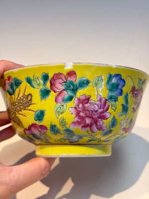 A pair of Chinese famille rose yellow-ground 'Dragon and Phoenix' covered warming bowls and a bowl, Tongzhi marks, 19th C. — 照片 5