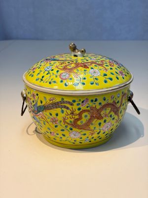 A pair of Chinese famille rose yellow-ground 'Dragon and Phoenix' covered warming bowls and a bowl, Tongzhi marks, 19th C. — 照片 9