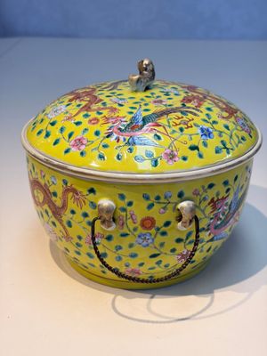 A pair of Chinese famille rose yellow-ground 'Dragon and Phoenix' covered warming bowls and a bowl, Tongzhi marks, 19th C. — 照片 10