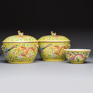 A pair of Chinese famille rose yellow-ground 'Dragon and Phoenix' covered warming bowls and a bowl, Tongzhi marks, 19th C. — 照片 1