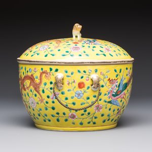 A pair of Chinese famille rose yellow-ground 'Dragon and Phoenix' covered warming bowls and a bowl, Tongzhi marks, 19th C. — 照片 11