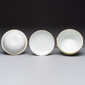 A pair of Chinese famille rose yellow-ground 'Dragon and Phoenix' covered warming bowls and a bowl, Tongzhi marks, 19th C. — 照片 13