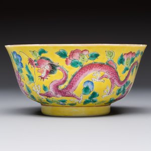 A pair of Chinese famille rose yellow-ground 'Dragon and Phoenix' covered warming bowls and a bowl, Tongzhi marks, 19th C. — 照片 14