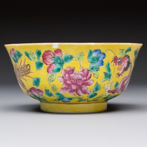 A pair of Chinese famille rose yellow-ground 'Dragon and Phoenix' covered warming bowls and a bowl, Tongzhi marks, 19th C. — 照片 17
