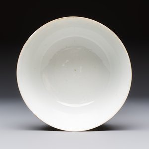 A pair of Chinese famille rose yellow-ground 'Dragon and Phoenix' covered warming bowls and a bowl, Tongzhi marks, 19th C. — 照片 18