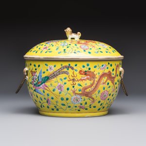 A pair of Chinese famille rose yellow-ground 'Dragon and Phoenix' covered warming bowls and a bowl, Tongzhi marks, 19th C. — 照片 2
