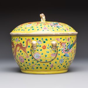 A pair of Chinese famille rose yellow-ground 'Dragon and Phoenix' covered warming bowls and a bowl, Tongzhi marks, 19th C. — 照片 3
