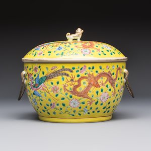 A pair of Chinese famille rose yellow-ground 'Dragon and Phoenix' covered warming bowls and a bowl, Tongzhi marks, 19th C. — 照片 4