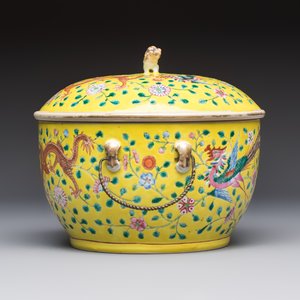 A pair of Chinese famille rose yellow-ground 'Dragon and Phoenix' covered warming bowls and a bowl, Tongzhi marks, 19th C. — 照片 5