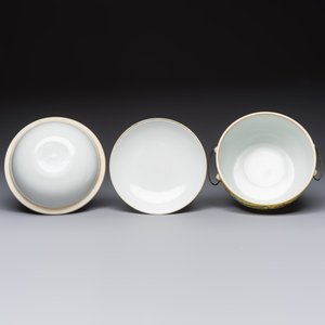 A pair of Chinese famille rose yellow-ground 'Dragon and Phoenix' covered warming bowls and a bowl, Tongzhi marks, 19th C. — 照片 7