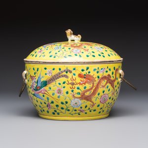 A pair of Chinese famille rose yellow-ground 'Dragon and Phoenix' covered warming bowls and a bowl, Tongzhi marks, 19th C. — 照片 8