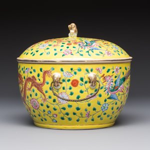 A pair of Chinese famille rose yellow-ground 'Dragon and Phoenix' covered warming bowls and a bowl, Tongzhi marks, 19th C. — 照片 9