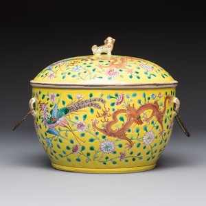 A pair of Chinese famille rose yellow-ground 'Dragon and Phoenix' covered warming bowls and a bowl, Tongzhi marks, 19th C. — 照片 10