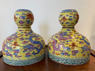 A pair of Chinese famille rose yellow-ground 'dragon' vases, Qianlong mark, 20th C. — 照片 2