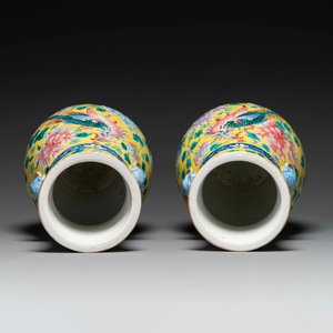 A pair of Chinese famille rose yellow-ground 'hu' vases for the Straits or Peranakan market, 19th C. — 照片 5