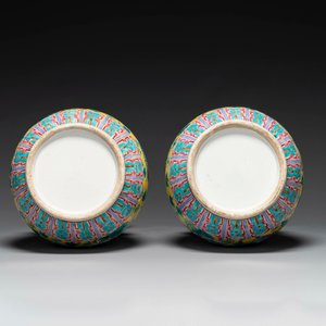 A pair of Chinese famille rose yellow-ground 'hu' vases for the Straits or Peranakan market, 19th C. — 照片 6