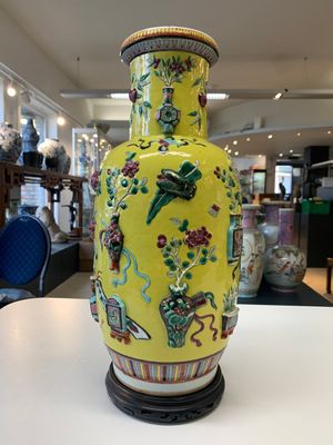 A pair of Chinese famille rose yellow-ground relief-decorated vases with wooden stands, 19th C. — photo 2