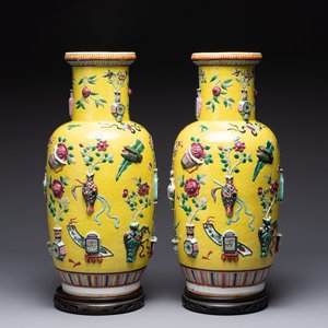 A pair of Chinese famille rose yellow-ground relief-decorated vases with wooden stands, 19th C. — photo 1