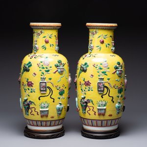 A pair of Chinese famille rose yellow-ground relief-decorated vases with wooden stands, 19th C. — photo 2