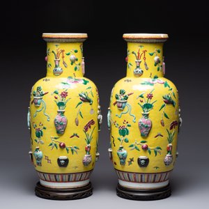 A pair of Chinese famille rose yellow-ground relief-decorated vases with wooden stands, 19th C. — photo 3