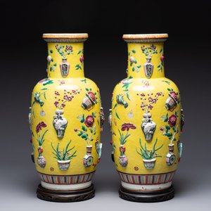 A pair of Chinese famille rose yellow-ground relief-decorated vases with wooden stands, 19th C. — photo 4