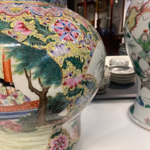 A pair of Chinese famille rose yellow-ground vases and covers, Qianlong mark, Republic — 照片 17