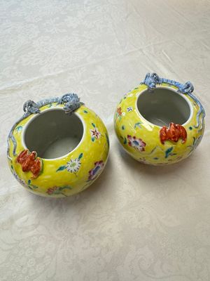 A pair of Chinese famille rose yellow-ground water pots with floral design and applied chilong and bats, Qianlong mark, 19/20th C. — 照片 1