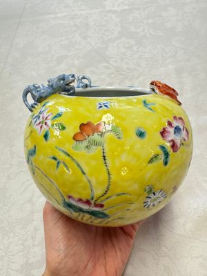 A pair of Chinese famille rose yellow-ground water pots with floral design and applied chilong and bats, Qianlong mark, 19/20th C. — 照片 17