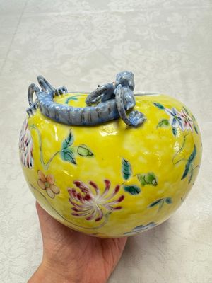 A pair of Chinese famille rose yellow-ground water pots with floral design and applied chilong and bats, Qianlong mark, 19/20th C. — 照片 18