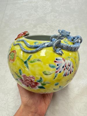 A pair of Chinese famille rose yellow-ground water pots with floral design and applied chilong and bats, Qianlong mark, 19/20th C. — 照片 19