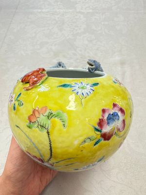 A pair of Chinese famille rose yellow-ground water pots with floral design and applied chilong and bats, Qianlong mark, 19/20th C. — 照片 2