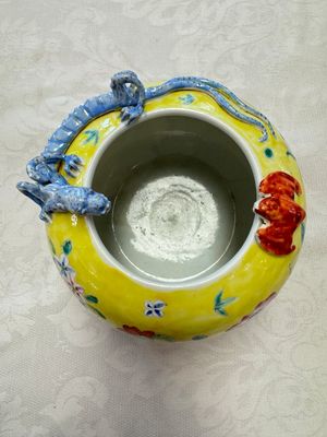A pair of Chinese famille rose yellow-ground water pots with floral design and applied chilong and bats, Qianlong mark, 19/20th C. — 照片 24